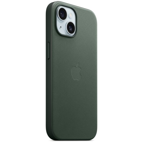 Apple Cover Posteriore FineWoven con MagSafe Apple iPhone 15 - Evergreen