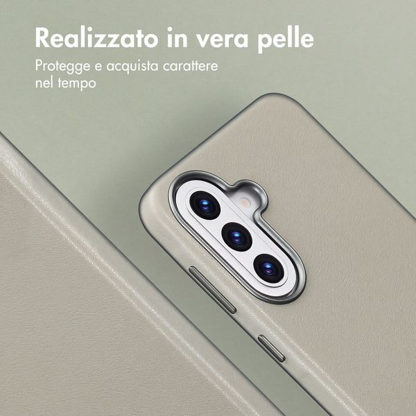 Accezz Cover in Pelle con MagSafe Samsung Galaxy A57 (5G) - Light Grey