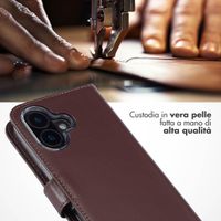 Selencia Cover a libro in vera pelle Apple iPhone 16 - Marrone