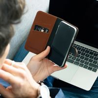 Selencia Cover a libro in vera pelle Apple iPhone 12 (Pro) - Marrone chiaro