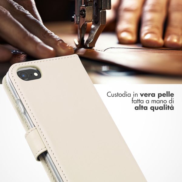 Selencia Cover a libro in vera pelle Apple iPhone SE (2022 / 2020) / 8 / 7 - Greige