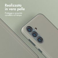 Accezz Cover in Pelle con MagSafe Samsung Galaxy S25 - Light Grey